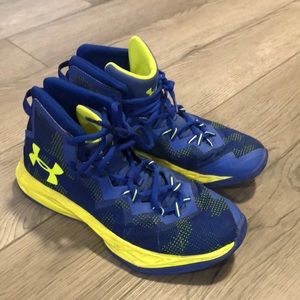 Boy size 6.5 Under Armour basketball shoes